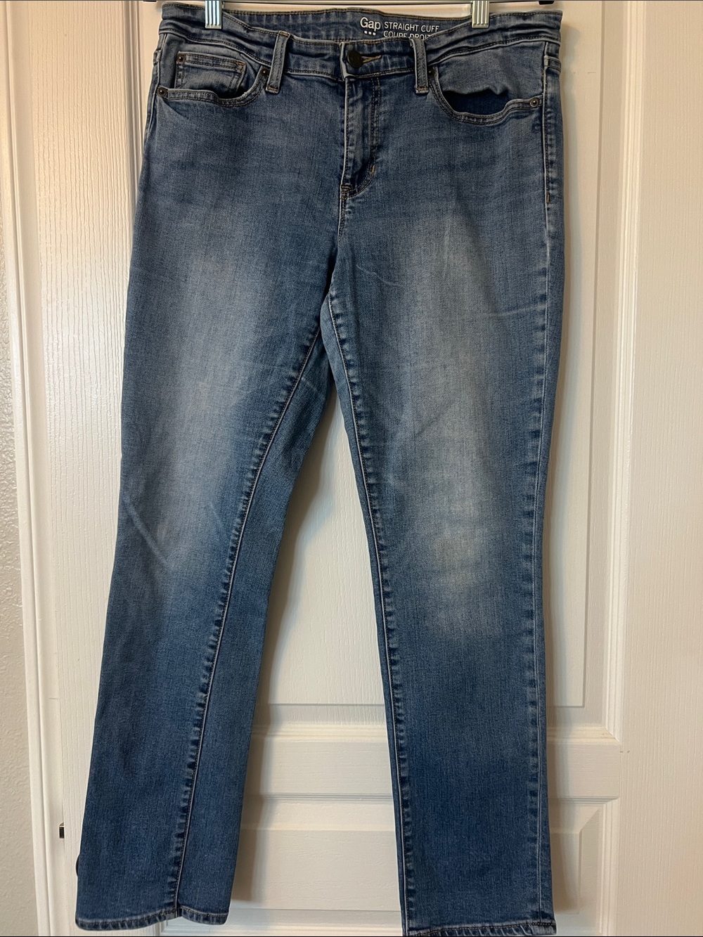 GAP Women’s Straight Leg Jeans in Medium Blue Wash